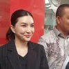 Sarwendah pakai blazer hitam