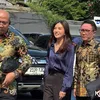 Sarwendah berjalan di samping pengacara