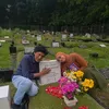 Ikang Fawzi di makam Marissa Haque