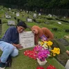 Ikang Fawzi peluk nisan Marissa Haque