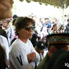 Bunda Iffet Kaus Putih