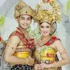 Luna Maya Pakai Gaun Pengantin