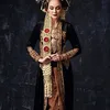 Luna Maya Pakai Gaun Pengantin