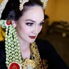 Luna Maya Pakai Gaun Pengantin