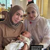 Melly Goeslaw gendong anak Zaskia Sungkar