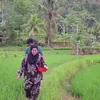 Potret Endang Mulyana Ayah Lesti aktivitas di sawah