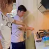Potret anak Inul belajar masak mie instan.
