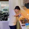 Potret anak Inul belajar masak mie instan.