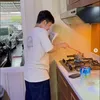 Potret anak Inul belajar masak mie instan.