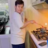 Potret anak Inul belajar masak mie instan.