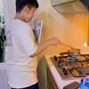 Potret anak Inul belajar masak mie instan.