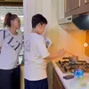 Potret anak Inul belajar masak mie instan.