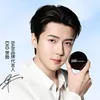 Sehun pose membawa cushion