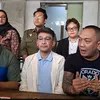 Ruben Onsu duduk di tengah