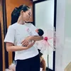  Jessica Iskandar Peluk Bayi Perempuan