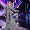 Potret Soimah kenakan busana mewah.