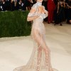 Kesan mewah dan glamor begitu terpancar dari penampilan Kendall Jenner di Met Gala 2021. Ia tampak mengenakan gaun transparan rancangan Givenchy.