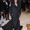 Menjadi salah satu artis yang ditunggu-tunggu di acara Met Gala, tahun ini Rihanna kembali menyandang predikat Best Dress berkat gaun hitam dari rumah mode Balenciaga.
