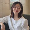 Seo Hyewon duduk di kursi