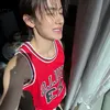 Seonghyeon CORTIS dengan jersey merahnya