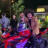 Avit Kribo naik motor