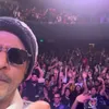 Shah Rukh Khan selfie bareng fans