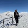 Shalom memakai pakaian tebal di tengah salju.