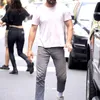 Shia LaBeouf pakai kaos putih