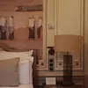 hiasan di kamar tempat Raisa menginap