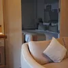 sofa bersantai di Hotel Mewah tempat Raisa menginap