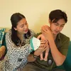 Felicya Angelista dan Caesar Hito Belajar Asuh Bayi