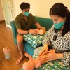 Felicya Angelista dan Caesar Hito Belajar Asuh Bayi