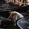 Dan yang lebih epic adalah ketika Jennifer Lawrence terpeleset saat menerima penghargaan dalam Academy Awards tahun 2013. Ketika menerima penghargaan Best Actress, dirinya terpeleset saat akan naik ke tangga panggung.