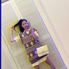 Jisoo BLACKPINK terlihat menggemaskan dengan mirror selfie yang diposting di Instagram pribadinya. Ia mengenakan vest oversize berwarna ungu dengan inner kemeja lengan pendek dan rok berwarna putih. Penampilannya terlihat semakin mahal dengan sling bag putih Dior yang ditentengnya. 