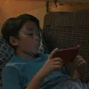 Ipung (Ardhana Jovin) sedang bersiul dalam film SINGSOT SIULAN KEMATIAN