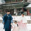 Keluarga Siti Badriah pakai hanbok di Korea