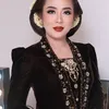 Soimah pakai kebaya hitam