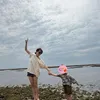 Son Ye Jin Gandeng Tangan Anak