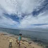 Son Ye Jin Temani Anak Main Pasir Pantai