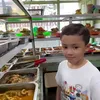 Ussy Sulistiawaty Ajak Anak Makan di Warteg