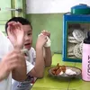Ussy Sulistiawaty Ajak Anak Makan di Warteg