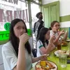 Ussy Sulistiawaty Ajak Anak Makan di Warteg