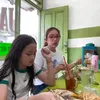 Ussy Sulistiawaty Ajak Anak Makan di Warteg