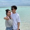 Momen liburan tersebut mereka unggah ke Instagram masing-masing. Nampak keduanya berpelukan mesra dengan latar belakang keindahan Pulau Bunaken.