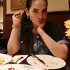 Steffi Zamora tampil dengan baju denim