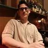 Nino Fernandez tampil dengan baju krem