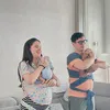 Steffi Zamora belajar menggendong bayi