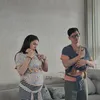 Steffi Zamora dan Nino belajar menggendong