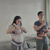 Steffi Zamora menggendong boneka