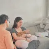 Steffi Zamora belajar menyusui